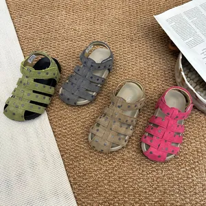 Auswahl an römischen Sandalen mit Punkten für Mädchen in Grün, Grau, Beige und Rosa
