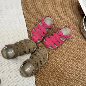 Detailaufnahme von gepunkteten Römersandalen für Mädchen in Fuchsia und Olivbraun