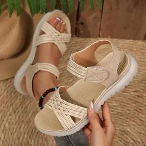 Detail van beige platform sandalen met verstelbare klittenbandsluiting voor dames.