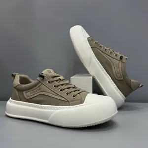 Baskets compensées pour hommes en toile kaki, respirantes avec semelle blanche épaisse.