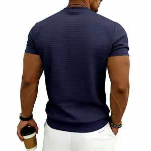 Vista posteriore di una t-shirt da uomo blu navy a maniche corte con trama a nido d'ape