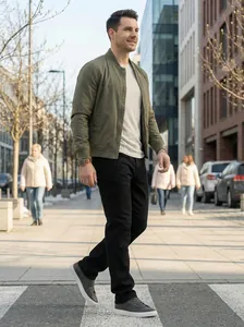 Detalle de moda de hombre con vaqueros negros elásticos en una calle moderna de la ciudad.