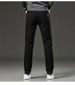 Vista trasera del ajuste de vaqueros negros slim straight para hombre en denim stretch