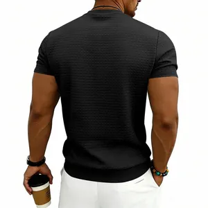Vista posteriore dettagliata di una t-shirt nera da uomo con trama a nido d'ape