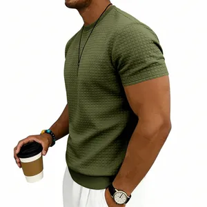 Dettaglio di una t-shirt da uomo verde oliva in maglia waffle con trama a griglia e vestibilità slim