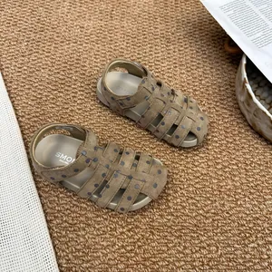 Braune Polka-Dot Römersandalen für Mädchen mit atmungsaktiver weicher Sohle für Sommer.