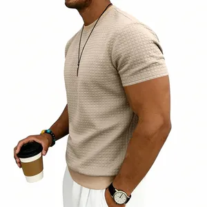 Dettaglio della trama a nido d'ape di questa t-shirt beige da uomo con girocollo.