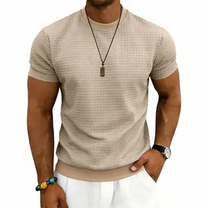 Vista dettagliata della trama a nido d'ape su una t-shirt beige da uomo a maniche corte