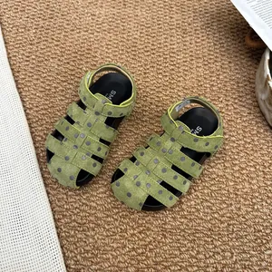 Detailansicht grüner Polka-Dot-Römersandalen für Mädchen mit atmungsaktiven weichen Sohlen