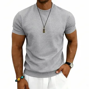 Vista dettagliata della t-shirt grigia da uomo con trama a nido d'ape e vestibilità atletica