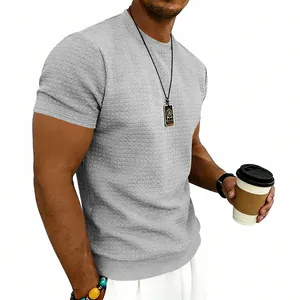 Primo piano di t-shirt grigia a maniche corte con texture waffle a quadretti