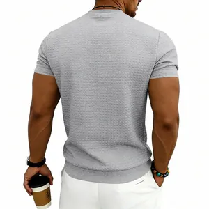 Vista posteriore di una t-shirt grigia da uomo con trama a piccoli quadretti.