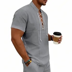 Detailansicht des grauen Herren-Leinen-T-Shirts mit Schnürung und Vintage-Waschtextur.