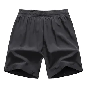 Vue détaillée d'un short de sport noir à séchage rapide pour homme avec taille élastique.