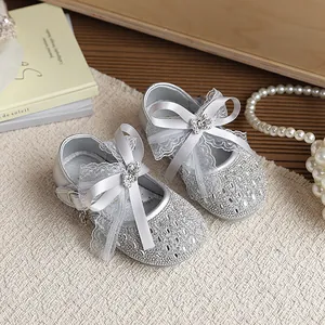 Zapatos de princesa plateados con pedrería para niña con lazos de encaje y cintas