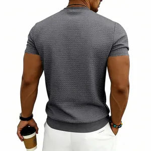 Dettaglio posteriore di una t-shirt grigia a maniche corte da uomo con trama a griglia