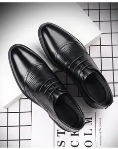 Primo piano di scarpe casual da uomo traforate nere traspiranti e resistenti in pelle