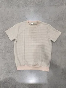 Vista dettagliata della t-shirt da uomo a girocollo con trama trapuntata a quadretti