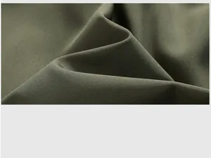 Gros plan de la texture du tissu olive à séchage rapide pour shorts de sport homme