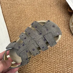Draufsicht auf Polka-Dot-Römersandale für Mädchen mit weicher Sohle und grauem Wildleder.