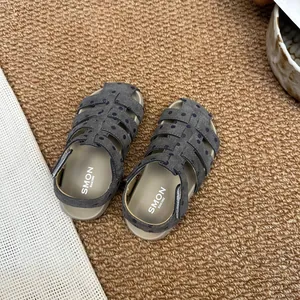 Premium Mädchen Römersandalen mit grauen Punkten und weichen, atmungsaktiven Sohlen