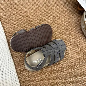 Detailansicht der grauen römischen Sandalen für Mädchen mit weicher Gummisohle