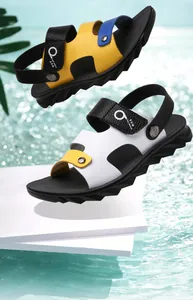 Detalle de las elegantes sandalias de verano para niños con suela blanda y piel de microfibra