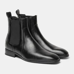 Vista laterale di stivaletti Chelsea da uomo in pelle nera con inserti elastici.