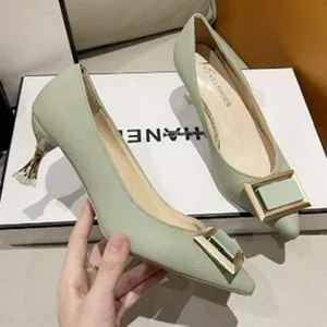 Primer plano de zapatos de tacón bajo verde claro con hebilla metálica cuadrada