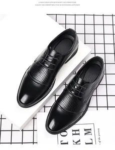 Primo piano che mostra la pelle perforata traspirante e il design stringato delle scarpe da uomo