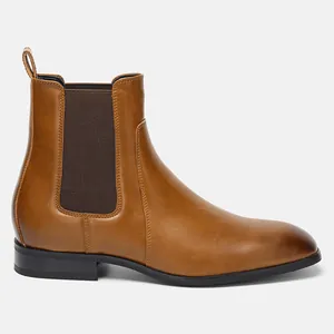 Vista laterale del classico stivaletto Chelsea in pelle marrone con inserto elastico