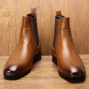 Dettaglio macro degli stivaletti Chelsea da uomo in pelle marrone con cuciture eleganti