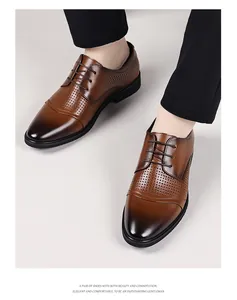 Vista dettagliata di scarpe eleganti in pelle marrone da uomo con motivi traforati.