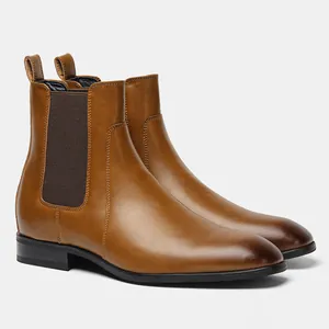 Vista dettagliata di classici stivaletti Chelsea da uomo in pelle marrone con inserti elastici.