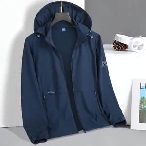 Chaqueta de seda de hielo azul marino con capucha y protección solar UPF 50+ exterior.