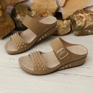 Eleganti sandali con zeppa marrone da donna con borchie dorate e fibbia decorativa