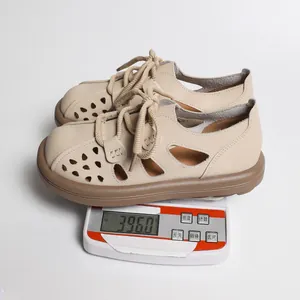 Detailansicht der beigen atmungsaktiven Retro-Sandalen mit exakter Gewichtsangabe von 396g