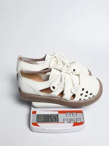 Detailansicht der weißen Vintage-Ledersandalen mit Ausschnitt, Gewicht 385,4g auf Waage