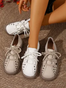 Atmungsaktive Retro-Sandalen mit Hohlmuster und weicher Sohle für Damen im Sommer.
