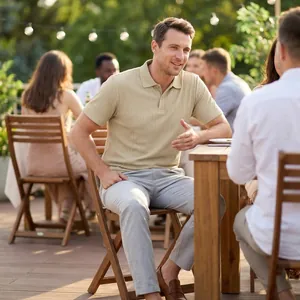 Polo d'été en maille jacquard pour homme dans un jardin extérieur décontracté