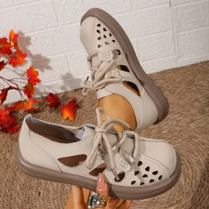 Detailansicht der beigen Vintage-Sandalen mit Lochmuster und weicher Gummisohle