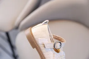 Primer plano del detalle de zapato de princesa para bebé con hebilla de plata