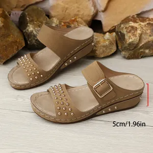 Dettaglio altezza tacco 5cm sandali platform kaki da donna con borchie