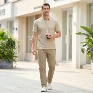 Vue détaillée d'un polo en maille beige pour homme avec texture jacquard verticale
