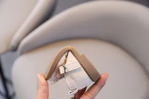 Detalle de la suela blanda flexible de zapatos de princesa tejidos para bebé niña