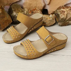 Eleganti sandali con zeppa gialli con borchie dorate e cinturino con fibbia per l'estate