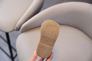 Vista detallada de suela de goma antideslizante con talla 17 en zapato bebé