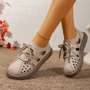 Detail der atmungsaktiven beigen Retro-Sandalen mit weichen Sohlen für Damen im Sommer
