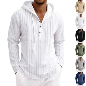 Détail montrant les variantes de couleurs de la chemise à capuche rayée pour hommes
