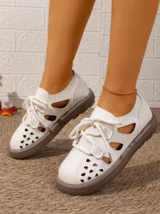 Stilvolle weiße atmungsaktive Freizeitsandalen mit weichen Sohlen für Sommerkomfort.
